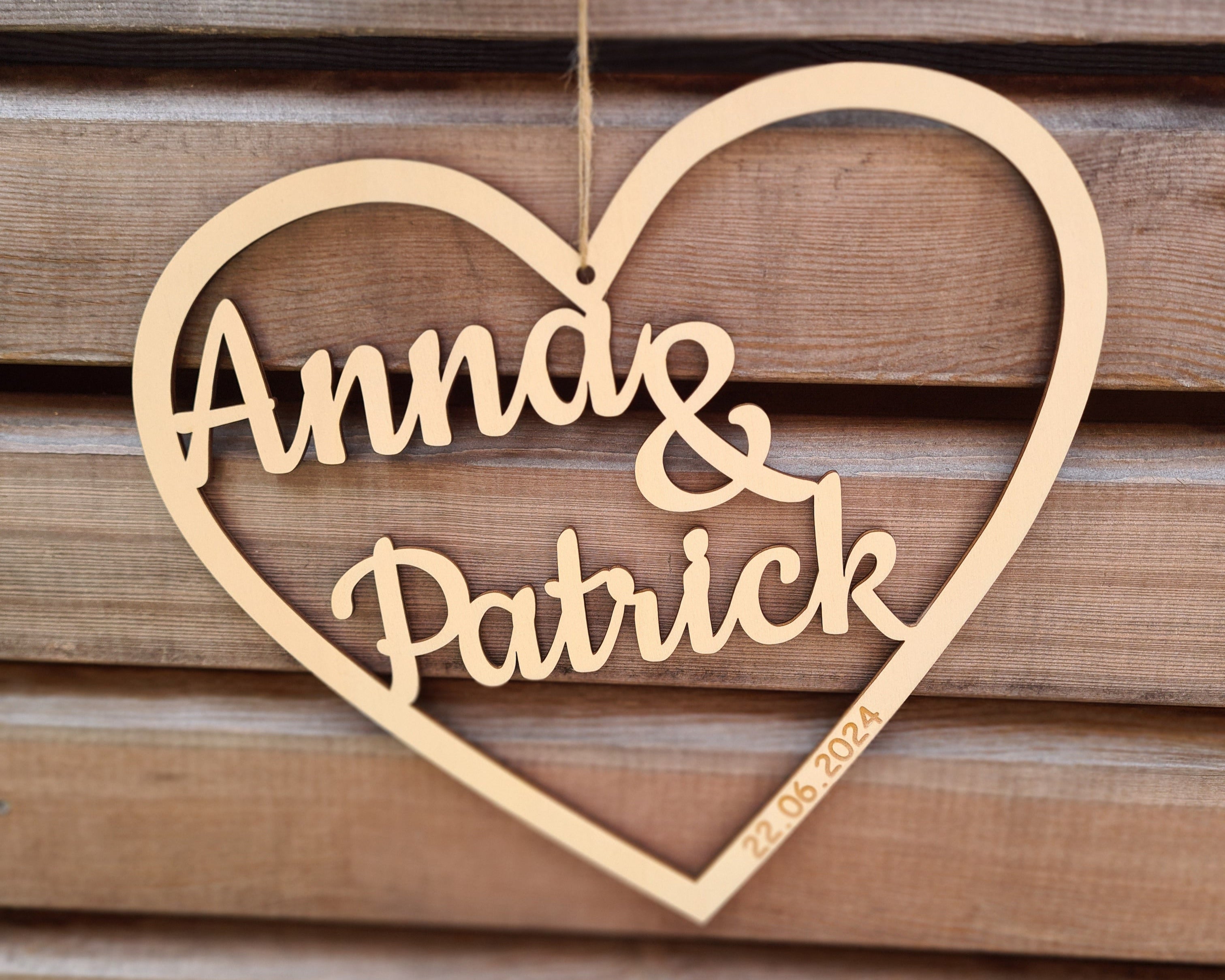 Holzkranz - Herz mit Namen und Datum